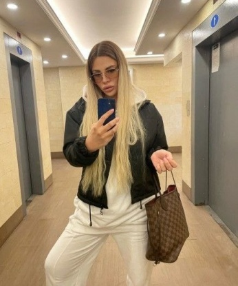 В Москве я создам уютную атмосферу, где каждая твоя фантазия станет реальностью. Я мастер отдыха и наслаждения, предлагаю различные программы и игры, чтобы окунуться в мир блаженства. Меня можно описать как креативную и открытую, я буду рада выполнить все твои желания и сделать тебя счастливым. Возможно, ты уже видел мои фото и отзывы – уверяю, они не врут. Жду тебя у себя в Москве! ❤️💋 Маргариточка